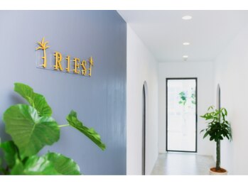 リーズ(RIES)/店舗入り口