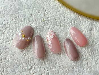 マイ ネイル 銀座店(Mai Nail)の写真/【銀座駅徒歩5分】繊細な手書きの桜アートと親指にあしらったパールビジューが印象的な春限定デザイン。