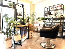 ティエル(Tiele)の雰囲気(ブラックレザー調の椅子は安定感があり落ち着きます。)