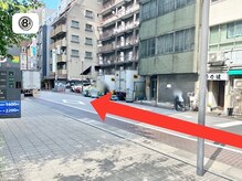 最初の角を左に曲がります。