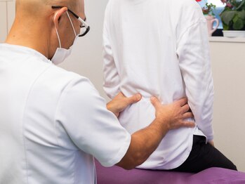 高槻腰痛センター/痛い部位を教えてもらい確認中