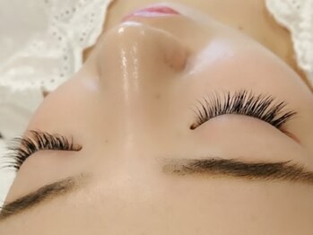 シャイニー(Shiny)の写真/【歴10年の圧倒的技術力☆】アイシャンプー、エクステ、マツゲパーマもこだわりの商材を使用で、モチ◎