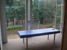整体院もみのき 筑波店の雰囲気（洞峰公園に面しています（奥が洞峰公園です））