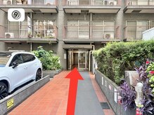 左に曲がるとすぐ、グレー調の建物「池袋アビタシオン」が見えます。こちらの1104階がYunabiです♪