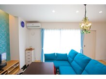 自宅のリビングのような待合室で落ち着けます。子供同伴OK!