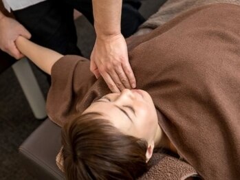 らくらくもみ屋の写真/【辛い首肩こりからくる頭痛解消に◎】姿勢の悪さや、パソコン・スマホでガチガチになったコリを本格改善!