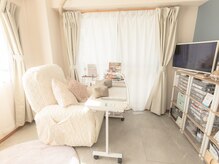 ミャウネイル(Miaou nail)の雰囲気（心地よいソファ席でテレビや動画視聴しながらお過ごし頂けます♪）