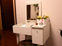 コンパクトですが髪の毛＆メイクもOKです。