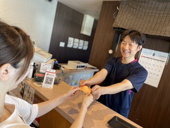 とくなが整体院/お会計&予約カードのお渡し