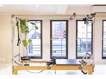 マシンはBASIsystemsのリフォーマーとキャデラックのコンビ