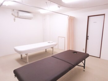 天文館療院/白を基調とした明るい店内