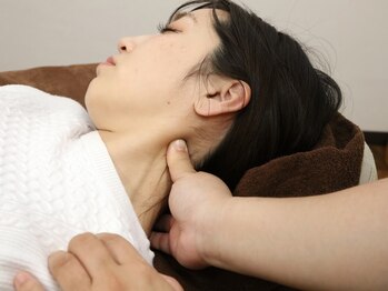 せいらん/首筋をほぐしながらリンパを流す