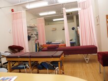桜カイロプラクティックオフィス浜松の雰囲気(↑カイロ専門のベッド。これ全部使用します!!密度の濃い施術◎)