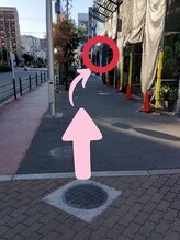 そのまま直進♪ビルの入口が見えて来ました！！