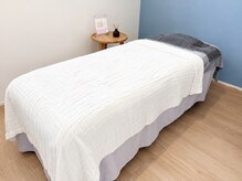 サロンサイ(salonsai)の雰囲気（広めの施術ベットで、ゆったりお過ごしいただけます。）