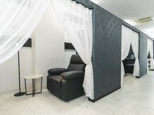 白と黒の洗練された空間で、特別なひとときをお届けします。