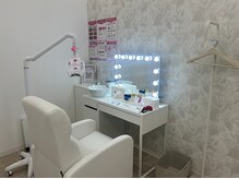 エクシアホワイトニング 高松本店の雰囲気(個室のプライベート空間◎明るい施術室です!)