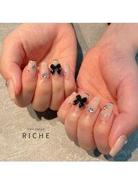 ブラック×ベージュの甘辛ネイル