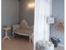 ボディエステティック アクアオーラ 高岡店/待合いのソファー