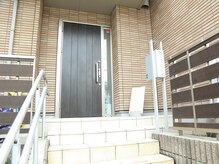 トゥラン(Tulang)/自宅玄関口