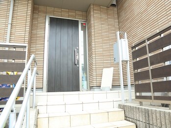 トゥラン(Tulang)/自宅玄関口