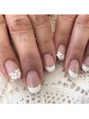 シンプルフラワーフレンチネイル