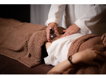 ハナゾノ鍼灸院(HANAZONO鍼灸院)/腸もみ　カッピングも加えて痩身