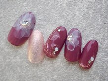 カトルナフ(quatre fois neuf)/くすみボルドーのお花ネイル