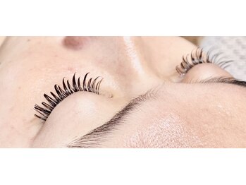 ビエム(BIEMU)の写真/「片方だけ取れやすい」「片方だけイマイチ上がらない」そんな左右差がある方に当店のマツエクがおすすめ◎