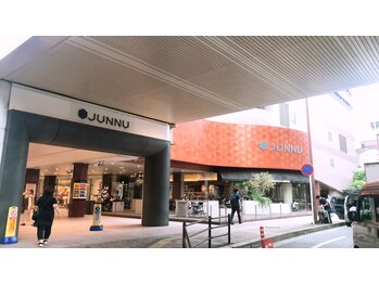 ビ フェイス(Bi-face)/ジュンヌ横のスタバを目指します