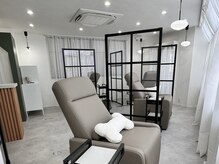 シロ 浜松駅前店(Shiro)/【店内】施術ブース　メンズ眉毛