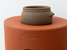 ミンニ(MINNI)の雰囲気（Ａsucaの天然黄土１００%の座器と壺を使用しています！）