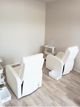 フットネイ２席ございます♪