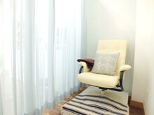 サンディ (Sandy)/フットはリクライニングチェアで