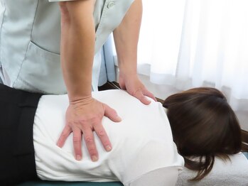 カイロプラクティック リズム/施術の様子～背面
