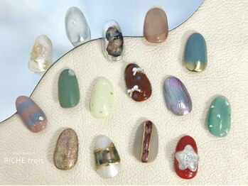 リッシュ トロワ(RICHE trois)の写真/短い爪でも可愛い大人ニュアンスネイル/インクネイル/チェックネイルetcファッションに合わせたご提案も♪