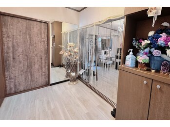 プライベートサロン ヴィヴィアン(Vivian)/広々としたエントランスでお出迎