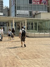 整体院 長谷川/西口の左側にあるエスカレーター