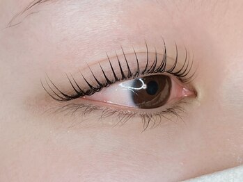 eye love【まつげパーマ/マスカラパーマ/上下/アイブロウ/眉毛/眉パーマ】の写真/「すぐ落ちちゃう…」と悩む大人女性へ。圧倒的キープ力で、すっぴん美人がずっと続くまつ毛パーマ！
