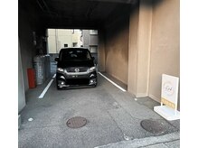 西側屋根真下、プロパンガス真隣が駐車場です。※当店は4Fです。