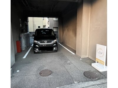 西側屋根真下、プロパンガス真隣が駐車場です。※当店は4Fです。