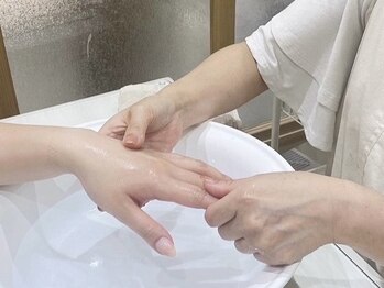 ルオントネイルトウキョウ(Luonto nail TOKYO)の写真/"すっぴん爪"も美しく。二枚爪/ささくれ/深爪などのお悩みもプロによるケアで美しくお仕上げ*[ハンドケア]
