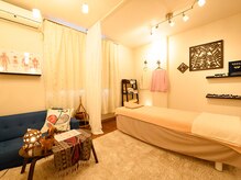 隠れ家マハナ/店内（爽やかな明るい店内）