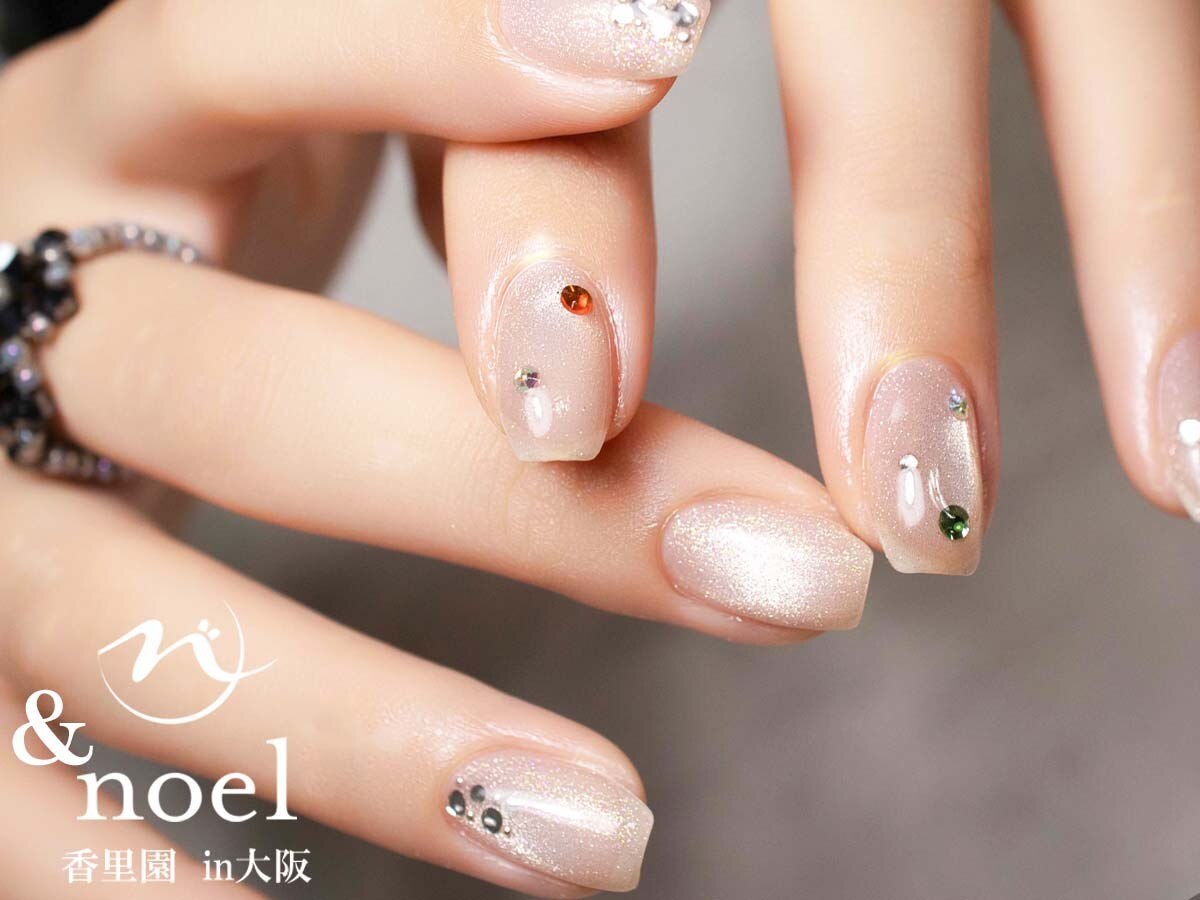 2025年-2026年冬トレンド】カラフルストーンのネイルデザイン集｜人気