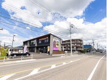 整体革命 一宮本店の雰囲気（大通りに面した、新築で黒色の綺麗な建物です。）