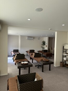 ほぐし人 西 大宮店/店内1 マッサージベッドエリア