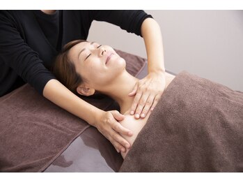 ブローチ 岡崎店(BROOCH)/デコルテマッサージ鎖骨美人ケア