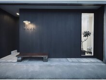 ハウス(HAUS.)の雰囲気（" 美容室と入口が同じです "）