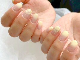 バターイエローのリボンネイル