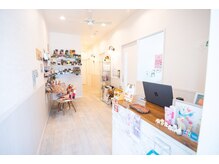 エクルビューティーツー(ECRU Beauty 2)の雰囲気（白を基調とした、清潔感のある内装です。）